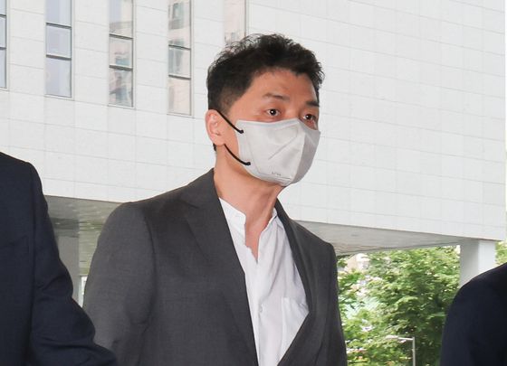지난 5월30일 서울 남부지법에서 열린 'SM엔터테인먼트 주가조작 혐의' 공판에 참석하는 김범수 카카오 창업자. 뉴스1