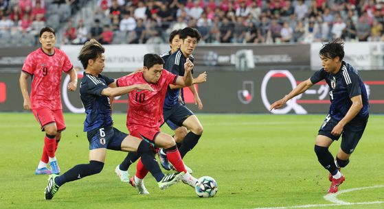 일본 수비수 2명 사이로 돌파를 시도하는 이동경(10번). 뉴스1