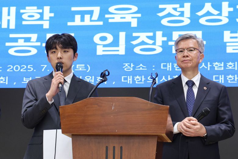 이선우 대한의과대학·의학전문대학원학생회 비상대책위원장(왼쪽)과 김택우 대한의사협회장이 12일 서울 용산구 대한의사협회에서 의과대학 교육 정상화를 위한 공동 성명서를 발표하고 있다. 뉴스1