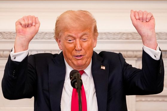 도널드 트럼프 미국 대통령이 14일(현지시간) 백악관에서 마르크 뤼터 나토 사무총장과의 회담 도중 두 손을 들어 즐거움을 표시하고 있다. 로이터=연합뉴스