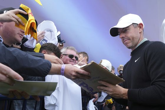 로리 매킬로이가 15일 연습라운드 후 팬들에게 사인을 하고 있다. 매킬로이에 대한 기대는 올해도 크다. AP=연합뉴스