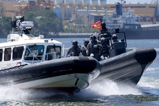지난달 8일 대만 가오슝에서 대만 해안경비대가 국제 테러리스트에 의해 억류된 선박을 구출하는 훈련을 벌이고 있다. 로이터=연합뉴스
