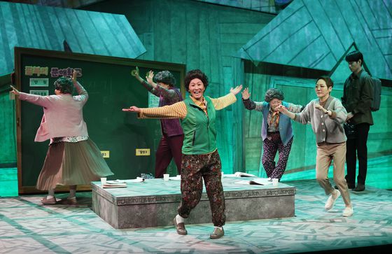 지난 2월 서울 중구 국립극장에서 열린 뮤지컬 '오지게 재밌는 가시나들' 언론 공개 행사에서 출연진이 공연 일부를 시연하고 있다. 이달에는 영화관에서 이 작품을 만날 수 있다. 연합뉴스