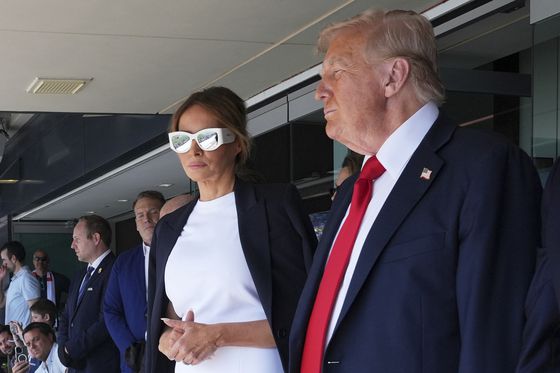 트럼프 대통령과 멜라니아 여사(왼쪽)가 지난 13일(현지시간) 뉴저지주에서 클럽월드컵 축구 경기를 관람하고 있다. AP=연합뉴스