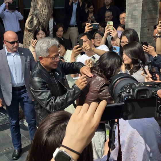 16일 중국 베이징 만다린 오리엔탈 첸먼 호텔에서 젠슨 황 엔비디아 최고경영자(CEO)가 기자회견 중 사인을 해주고 있다. 이가람 기자