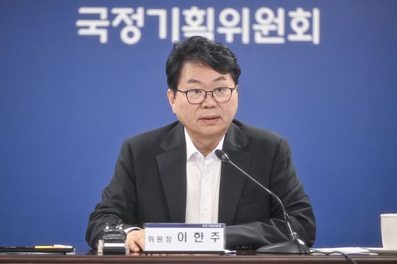 (서울=뉴스1) 임세영 기자 = 이한주 국정기획위원회 위원장이 30일 서울 종로구 국정기획위원회에서 열린 제3차 전체회의에서 모두발언을 하고 있다. (공동취재) 2025.6.30/뉴스1