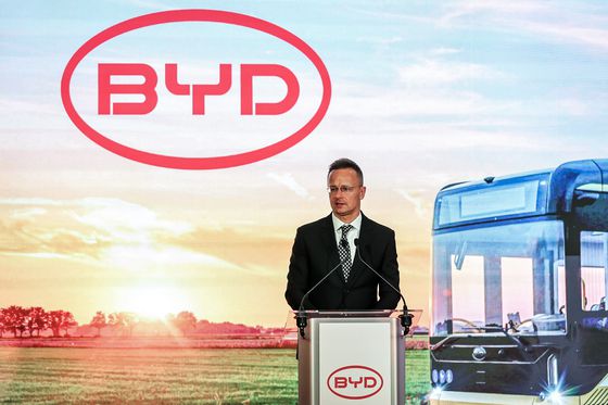 시야르토 페테르 헝가리 외교통상부 장관이 2025년 6월 27일 헝가리 북부에 위치한 BYD 공장 확장을 위한 기공식에서 연설하고 있다. 신화=연합뉴스