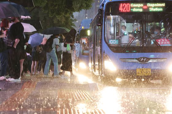 16일 경기 오산 가장교차로 고가도로 옹벽이 폭우로 인해 붕괴, 차량 1대가 깔리는 사고가 발생했다. 사진 경기도소방재난본부