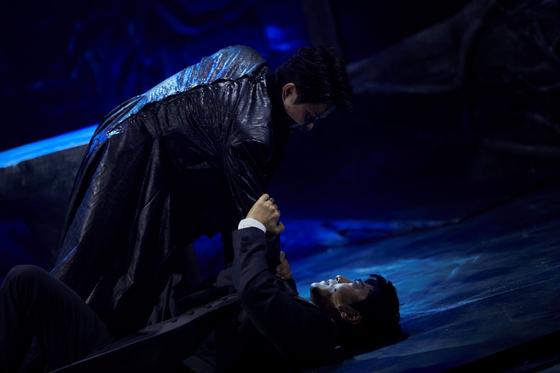 올해 초연인 2인극 뮤지컬 ' 더 크리처' 장면. 사진 글림아티스트