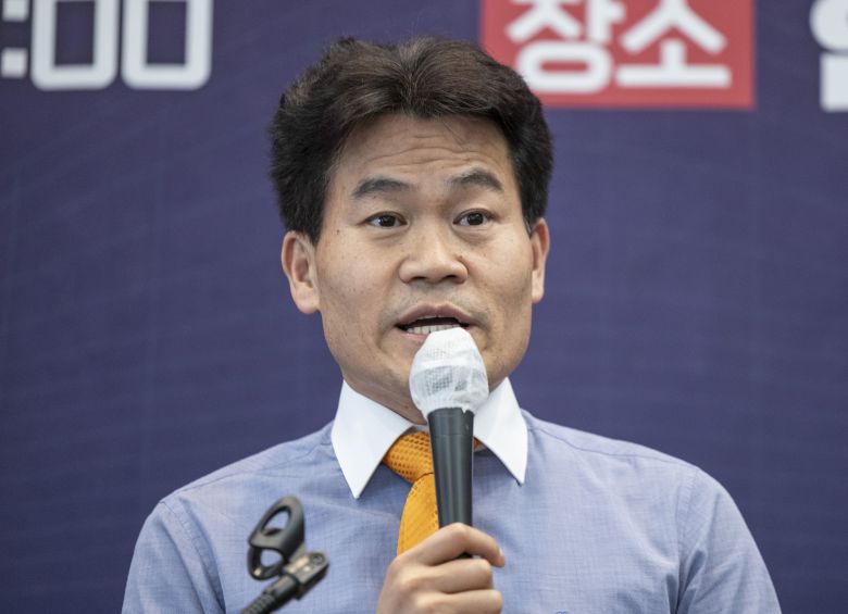 한국사 강사 전한길씨. 사진은 전씨가 지난 4월 16일 서울 중구 프레스센터 국제회의장에서 열린 ‘국민이 국민을 지킨다! 국민수사대 출범식’에 참석해 축사를 하고 있는 모습. 연합뉴스