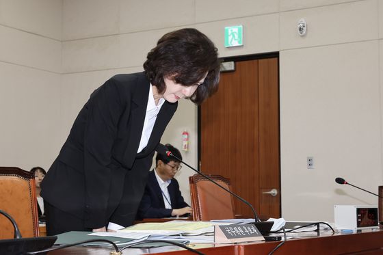 이진숙 사회부총리 겸 교육부 장관 후보자가 16일 서울 여의도 국회 교육위원회에서 열린 인사청문회에 참석해 위원장에게 선서문을 전달하고 이동하고 있다. 전민규 기자