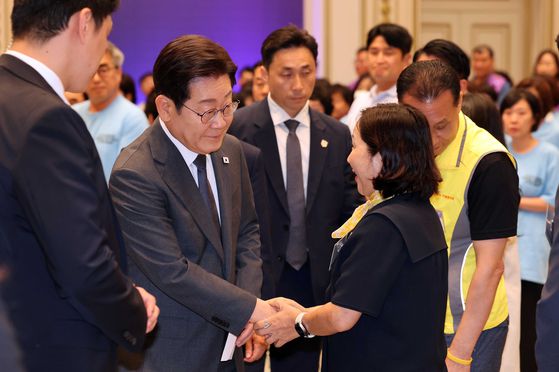 이재명 대통령이 16일 오후 서울 종로구 청와대 영빈관에서 열린 `기억과 위로, 치유의 대화‘에서 참사 유가족 대표의 발언을 듣고 있다. 대통령실사진기자단