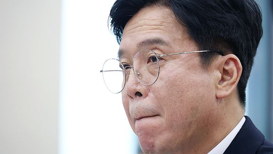 16일 오전 서울 여의도 국회 환경노동위원회 전체회의장에서 열린 김영훈 고용노동부 장관 후보자 인사청문회에서 국민의힘 의원들이 퇴장해 자리가 비어있다.  이날 국민의힘 의원들은 김 후보자가 ″북한은 주적이 아니라고 정동영 통일부 장관 후보자도 말씀하셨다. 거기에 동의한다″고 답한것과 관련해 북한에 대한 인식을 명확히 정리해 소명해야 한다고 주장하며 청문회장을 퇴장했다. 뉴스1
