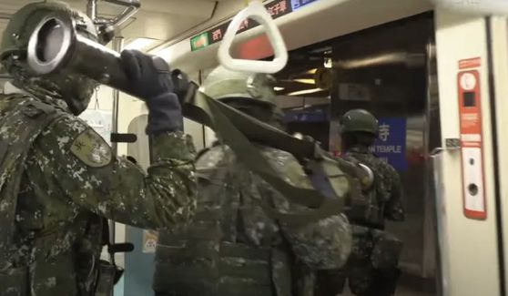 대만군이 지난 9일부터 열린 한광 훈련에서 휴대용 지대공 미사일(스팅어)을 소지한 채 타이베이 지하철 내에 탑승하고 있다. 사진 대만 국방부