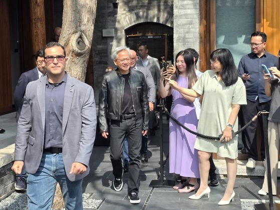 16일 젠슨 황 엔비디아 최고경영자(CEO)가 기자회견이 열리는 중국 베이징 만다린 오리엔탈 첸먼 호텔로 입장하고 있다. 이가람 기자