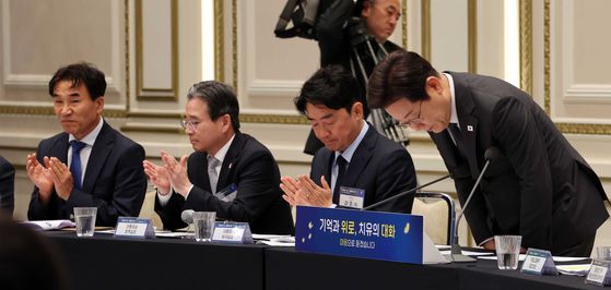이재명 대통령이 16일 오후 서울 종로구 청와대 영빈관에서 열린 `기억과 위로, 치유의 대화‘에서 사회적 참사 유가족들과 인사하고 있다. 대통령실사진기자단