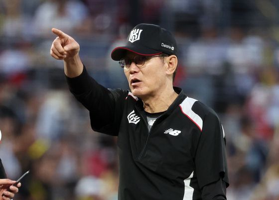 마운드로 향한 이강철 감독   (광주=연합뉴스) 조남수 기자 = 19일 광주기아챔피언스필드에서 열린 프로야구 kt wiz와 KIA 타이거즈의 경기. kt 이강철 감독이 4회초에 마운드에 올라 투수를 교체시키고 있다. 2025.6.19   iso64@yna.co.kr (끝)  〈저작권자(c) 연합뉴스, 무단 전재-재배포, AI 학습 및 활용 금지〉