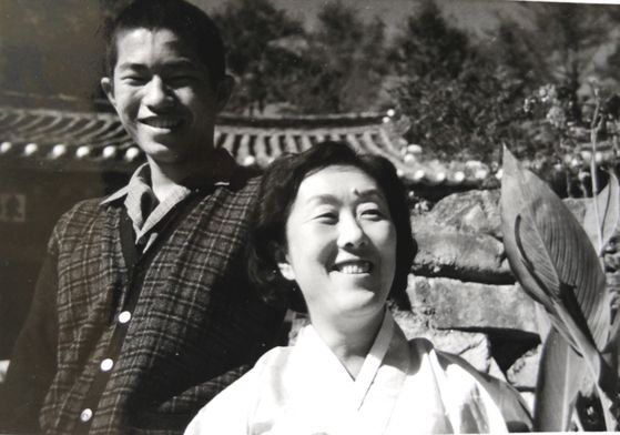 어머니 이학 여사(오른쪽)와 함께 한 진영호 고문의 어린 시절. 어머니 이름을 딴 농장을 그가 물려받아 키워냈다. [사진 진영호]