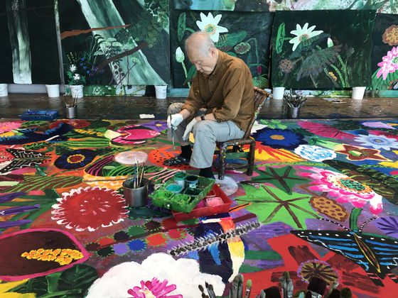 작업실에서 꽃을 그리고 있는 김종학 화백. 고령으로 미국 전시 개막을 직접 보지 못했다.