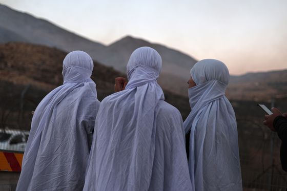 시리아와 이스라엘의 국경 지대에 위치한 골란고원의 마을 근처에서 드루즈족이 16일(현지시간) 시리아로 입국하기 위해 완충지대를 건너려고 휴전선에 모여 있다. EPA=연합뉴스