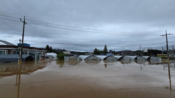 17일 오전 충남 예산군 오가면 신원1리 비닐하우스와 주택이 불어난 물에 잠겨 있다. 신진호 기자