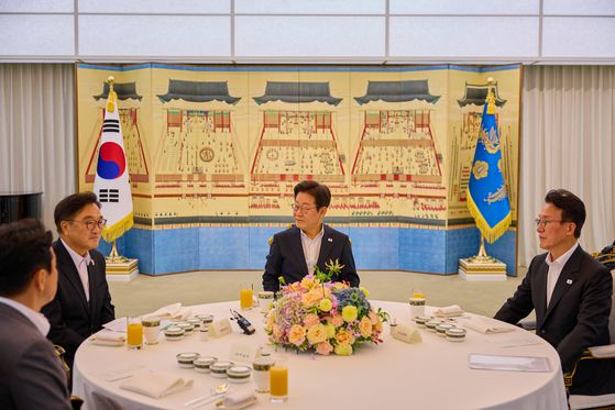 이재명 대통령이 17일 저녁 서울 용산구 한남동 대통령 관저에서 우원식 국회의장, 김민석 국무총리, 강훈식 비서실장과 만찬을 하고 있다. 대통령실 제공