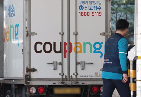 서울 시내의 한 물류 캠프에 쿠팡 배송 차량이 주차돼 있다.   연합뉴스