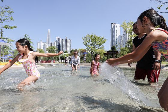 잠실 물놀이장의 영유아풀에서는 뛰노는 아이들의 모습. 뒤편으로 롯데월드타워가 보인다. 김경록 기자