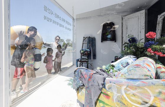 잠실 물놀이장에는 배우 하지원의 작업실 공간과 미술 작품이 전시돼 있다. 물놀이장에 발을 담궈야 안쪽을 제대로 볼 수 있다. 김경록 기자