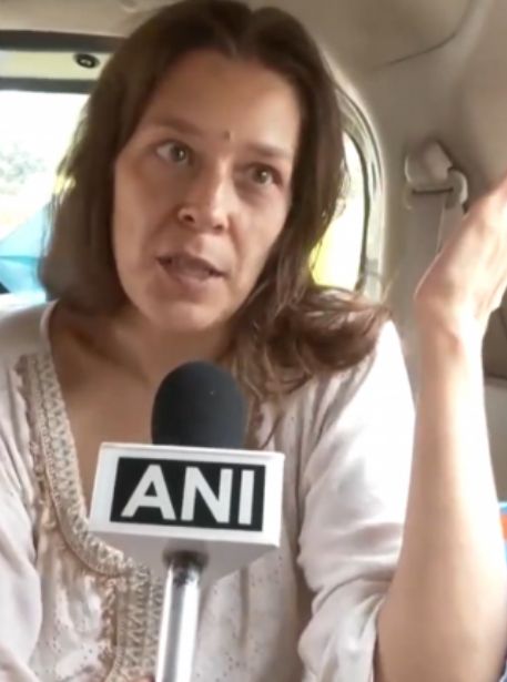 니나 쿠티나가 경찰에 발견된 후 인도 ANI통신과 인터뷰하고 있다. 사진 ANI통신 액스 캡처