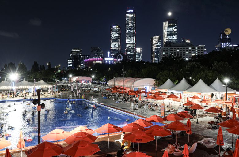 한강 수영장만의 특징이 잘 살아 있는 여의도 수영장. 관광용 기구 '서울달'을 비롯해 현대백화점, 서강대교, 밤섬 등 여의도의 랜드마크가 수영장을 감싸고 있다. 김경록 기자