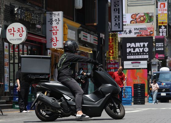 서울 강남의 한 식당가를 달리고 있는 배달 라이더. 연합뉴스