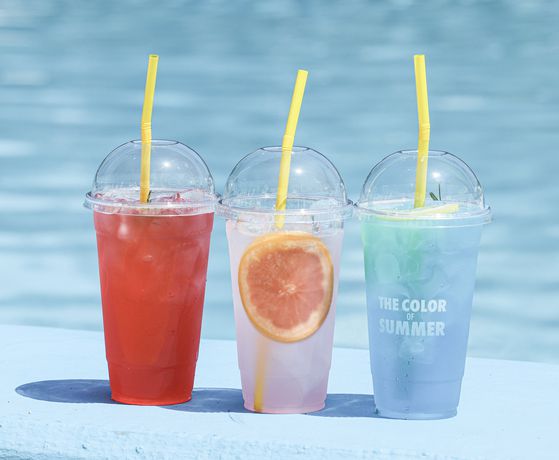 한강 수영장에서 맛볼 수 있는 수박 에이드, 핑크 리치 에이드, 블루레몬 에이드. 김경록 기자