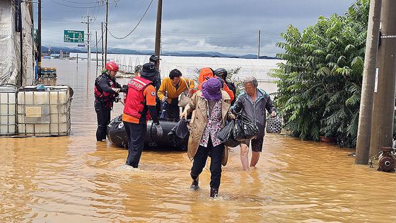 17일 오전 충남 예산군 오가면 신원1리 비닐하우스와 주택이 불어난 물에 잠겨 있다. 신진호 기자