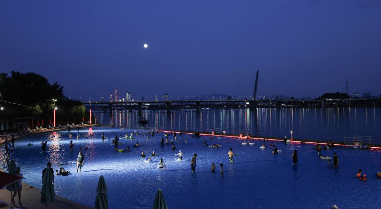 난지 물놀이장. 130m 폭의 대형 인피니티풀이 갖춰 입소문이 났다. 해 질 녘 아름다운 석양 풍경으로도 유명하다. 김경록 기자.