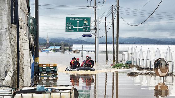 17일 오후 충남 예산군 삽교읍 하포1리에서 119구조대원들이 고무보트를 이용해 물어 난 물에 고립됐던 주민들을 구조하고 있다. 신진호 기자