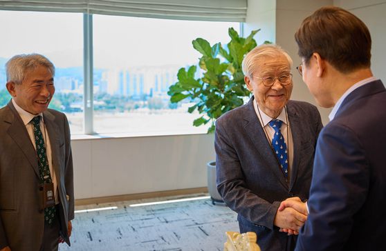 이재명 대통령이 지난 11일 용산 대통령실에서 조갑제 조갑제닷컴 대표와 정규재 전 한국경제 주필을 만나 오찬을 함께했다. 사진 대통령실