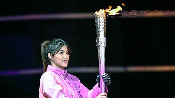 지난 2023년 중국 항저우에서 열린 제4회 아시아장애인경기대회 개회식에서 브레인코의 바이오닉 핸드를 착용한 수영선수 쉬자링이 성화 봉송을 하고 있다. 신화=연합뉴스