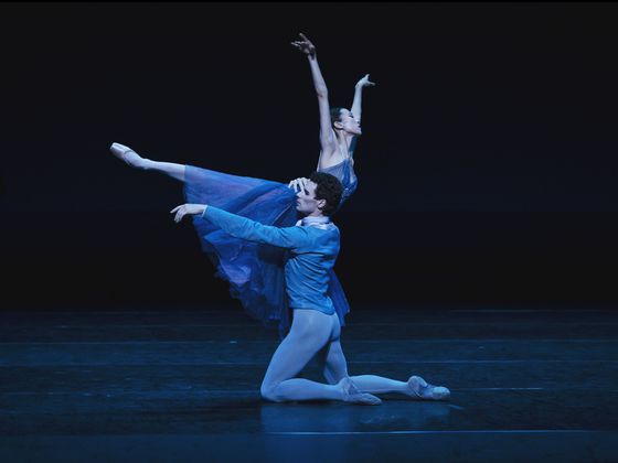 지난 2022년 파리 오페라 발레단의 동양인 최초 에투알 박세은이 27일 서울 송파구 롯데콘서트홀에서 열린 '에투알 갈라' 프레스 리허설에서 에투알 폴 마르크와 함께 '인 더 나이트' 무대를 선보이고 있다. 박세은은 2025년 갈라 콘서트에서 마티외 가니오와 이 작품을 공연할 예정이다. 사진 롯데콘서트홀