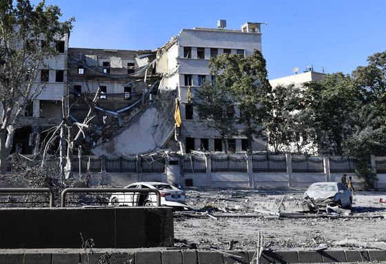 16일(현지시간) 이스라엘의 공습으로 파손된 시리아 다마스쿠스의 시리아군 총사령부 건물. 신화=연합뉴스