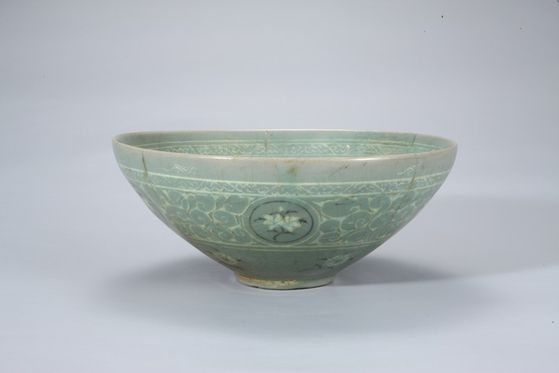 무신 정변으로 즉위한 명종의 지릉에서 출토된 청자상감 여지 넝쿨무늬 대접. [사진 국립중앙박물관]