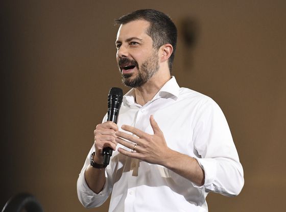 민주당의 유력 대선 후보인 피트 부티지지 전 교통부 장관은 최근 팟캐스트 플래그런트에 출연해 진행자들과 약 세 시간에 걸쳐 대화를 나눴다. 지난 대선에서 도널드 트럼프 전 대통령이 젊은 남성 유권자를 공략하기 위해 출연했던 채널이다. AFP=연합뉴스