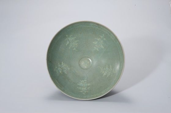 무신 정변으로 즉위한 명종의 지릉에서 출토된 청자상감 여지 넝쿨무늬 대접. [사진 국립중앙박물관]
