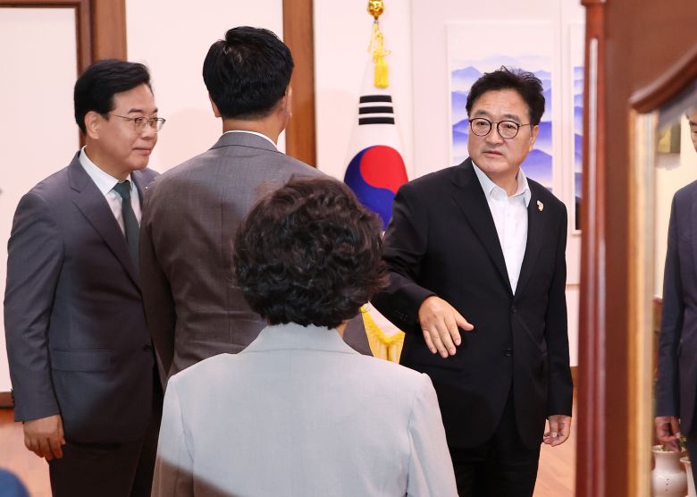 국민의힘 송언석 비대위원장 겸 원내대표를 비롯한 법제사법위원회 위원들이 18일 서울 여의도 국회에서 권성동 의원실 압수 수색 등에 항의하며 국회의장실을 방문하고 있다. 연합뉴스