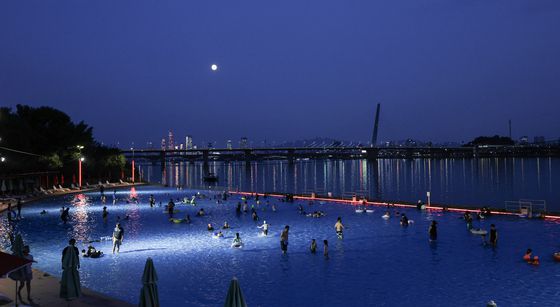 한강 전망 인피니티풀을 갖춘 난지 물놀이장. 김경록 기자