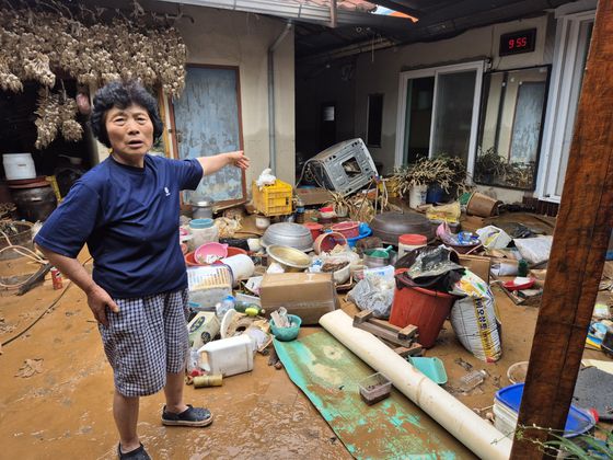 충남 예산군 삽교읍 하포1리 주민 신정수씨가 전날 침수 상황을 설명하고 있다. 최종권 기자