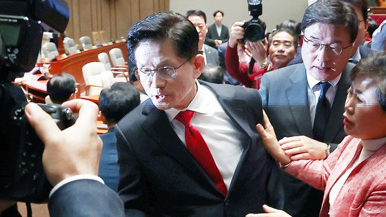 국민의힘 김문수 전 대선후보가 국민의힘 지난 5월 9일 의원총회에서 "당 지도부가 나를 끌어내리려 온갖 불법 부당한 수단을 동원하고 있다. 중단하라"고 입장을 밝힌 뒤 의총장을 떠나자 의원들이 이를 말리고 있다. 뉴스1