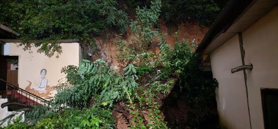 호우경보가 발령된 충남 서산에 지난 20일부터 21일 오전 3시 10분까지 239㎜의 물 폭탄이 쏟아진 가운데 서산시 동문동의 한 옹벽이 무너지면서 유실된 토사가 인접 주택 앞까지 밀려들어 있다. 연합뉴스