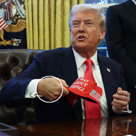 지난 2월 25일 미국 워싱턴 DC 백악관에서 행정명령에 서명하는 도널드 트럼프 대통령의 오른쪽 손등에 멍이 들었다. 백악관 측은 고령으로 인한 건강 악화, 마크롱 프랑스 대통령과의 악수 등 다양한 추측에 대해 “ 많은 사람과 악수하다 생긴 멍”이라고 해명했다. 로이터=연합뉴스