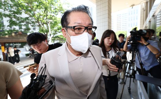 건진법사 전성배씨는 통일교 측으로부터 선물을 전달받아 김건희 여사에게 전달한 의혹을 받고 있다. 연합뉴스